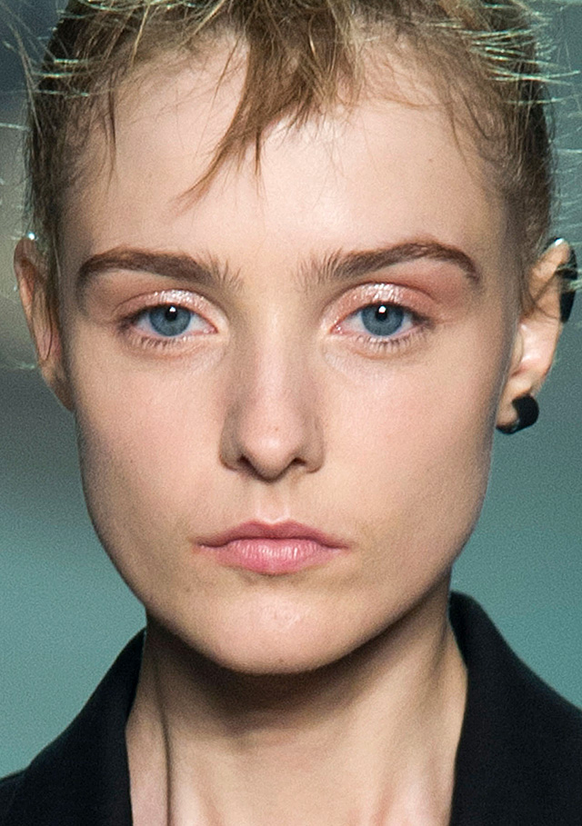 Красота в деталях: образ с показа Marc by Marc Jacobs (фото 6)