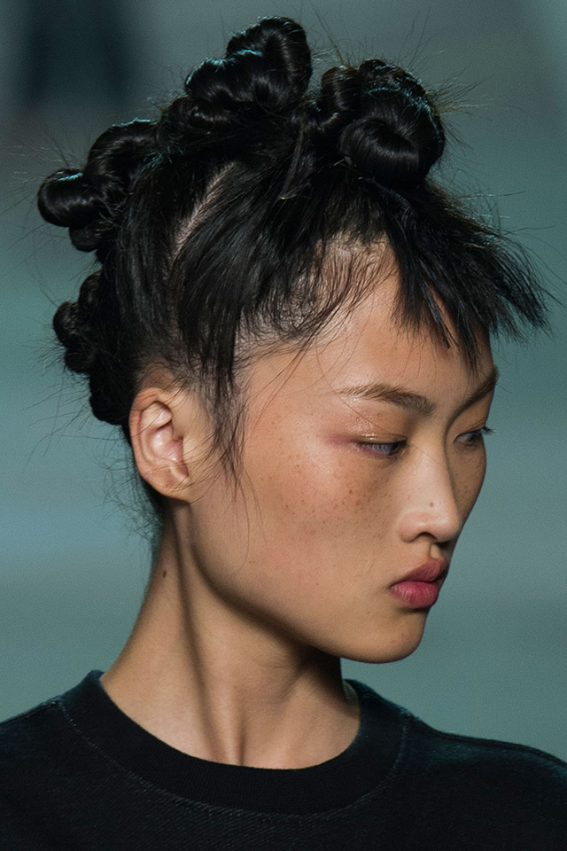 Красота в деталях: образ с показа Marc by Marc Jacobs (фото 5)