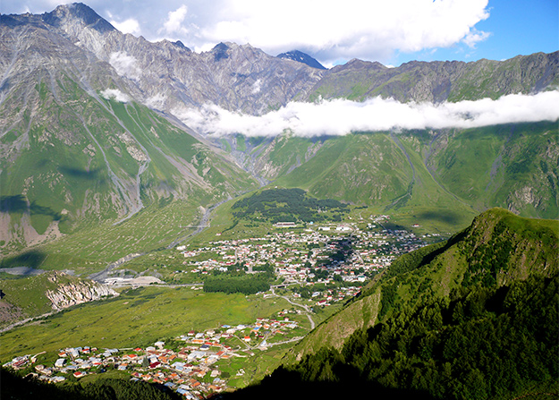 Казбеги. Фото: Лобачев Владимир / via WC Путешествия по странам СНГ: 10 направлений (фото 7)