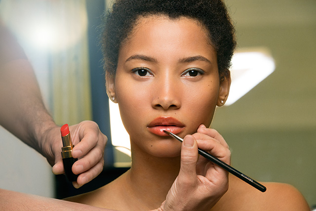 Идея летнего макияжа: бэкстейдж показа круизной коллекции Chanel (фото 2)