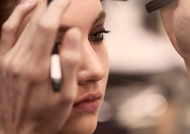 Красота в деталях: образ с показа Burberry Prorsum (фото 6)