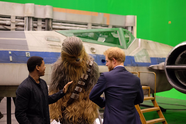Да пребудет с тобой сила: принц Гарри и принц Уильям на сете "Звездных войн" (фото 4)