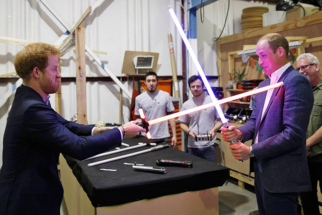 Да пребудет с тобой сила: принц Гарри и принц Уильям на сете "Звездных войн" (фото 1)