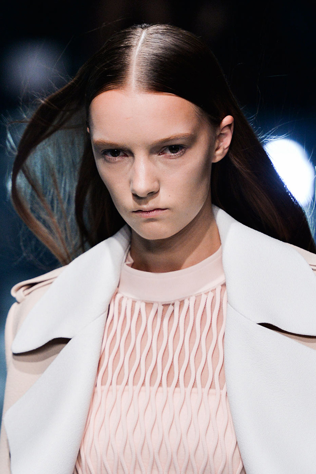 Красота в деталях: образ с показа Balenciaga (фото 1)