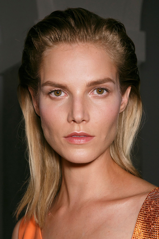 Красота в деталях: образ с показа Versace (фото 6)