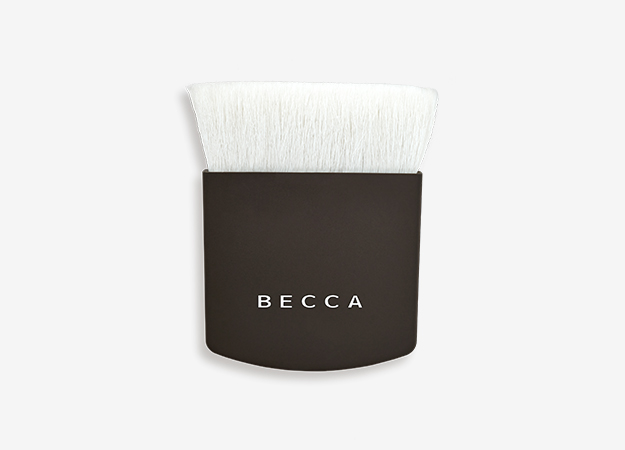 The One Perfecting Brush от Becca, 5000 руб. Выбор эксперта: визажисты рекомендуют кисти для макияжа (фото 1)