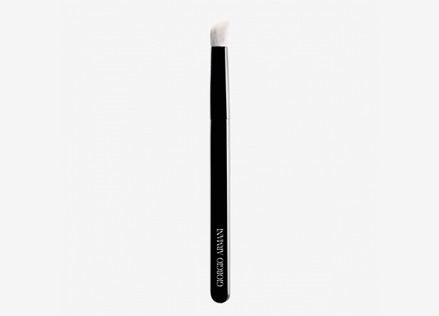 9 Angled Eye Brush от Giorgio Armani, 2480 руб. Выбор эксперта: визажисты рекомендуют кисти для макияжа (фото 7)
