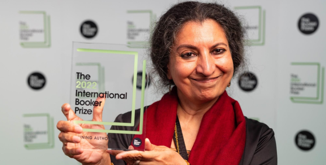 Букеровскую премию 2022 года получила писательница из Индии Гитанджали Шри