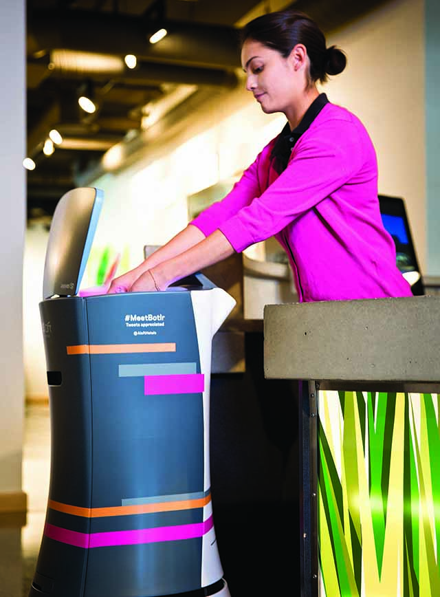 Первый дроид-дворецкий A.L.O. в отеле Aloft Cupertino (фото 2)