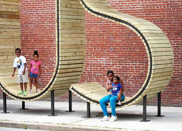 Автобусная остановка в форме букв BUS в штате Балтимор (фото 3)