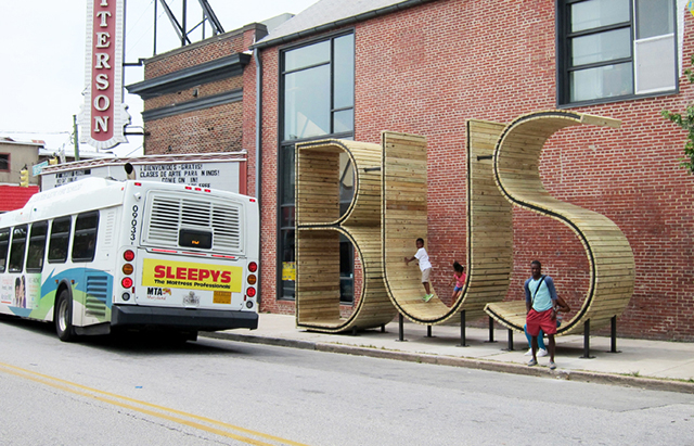 Автобусная остановка в форме букв BUS в штате Балтимор (фото 1)