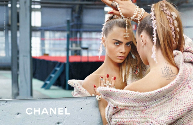 Кара Делевинь и Бинкс Уолтон в рекламной кампании Chanel, осень-зима 2014