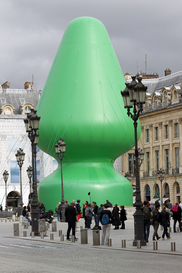 Пол МакКарти установил экстравагантную скульптуру в Париже (фото 1)
