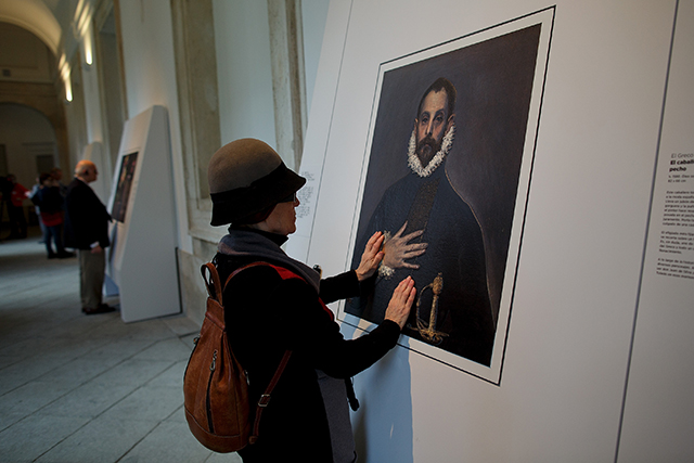 В музее Прадо посетители могут трогать картины (фото 2)