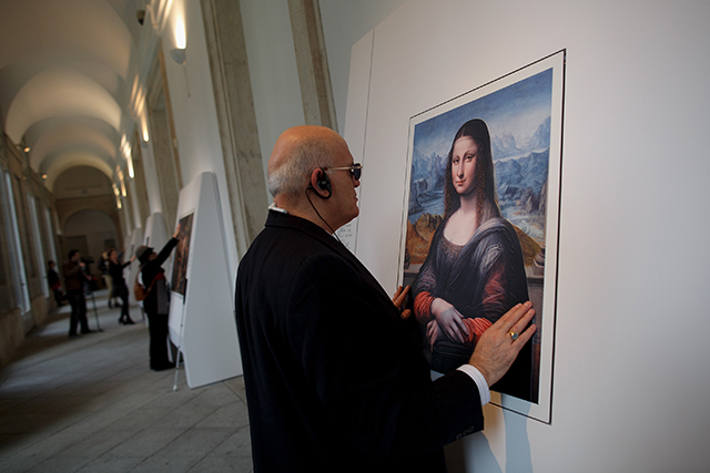 В музее Прадо посетители могут трогать картины (фото 1)