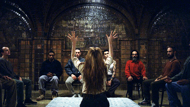 Религиозные образы и извивающиеся тела в новом клипе Florence + The Machine (фото 1)