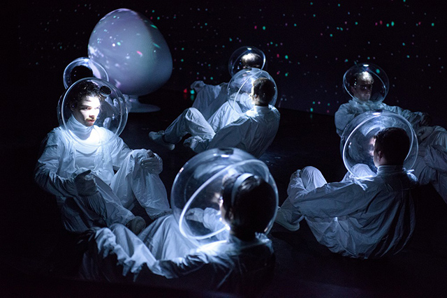 Студенты «Мастерской Виктора Рыжакова» в постановке «12 подвигов Гагарина» Выпускники "Мастерской Виктора Рыжакова" в Школе-студии МХАТ решили объединиться (фото 2)