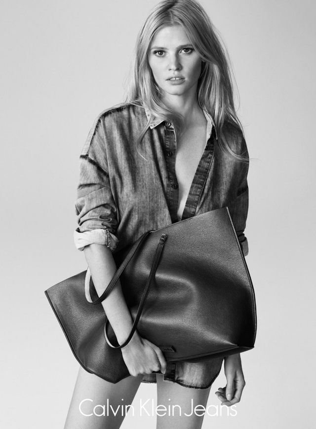 Лара Стоун в летней кампании Calvin Klein Jeans (фото 1)