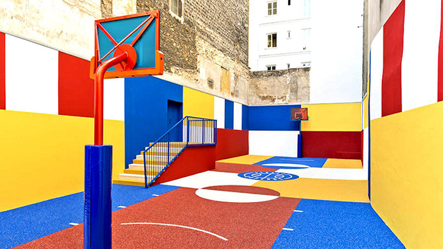 В Париже появилась баскетбольная площадка в стиле Малевича (фото 1)