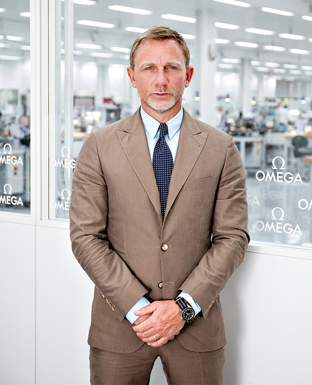 Дэниэл Крэйг проинспектировал производство часов агента 007 (фото 1)