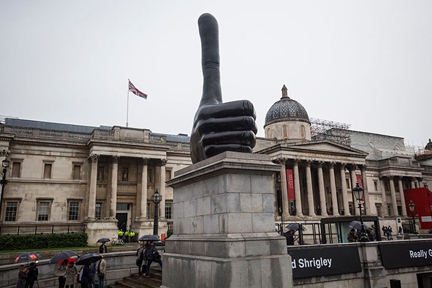 Like: на Трафальгарской площади установили новую скульптуру (фото 1)