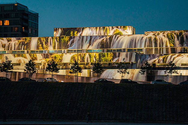 Фото дня: архитектор превратил советские гаражи в светящийся водопад (фото 2)
