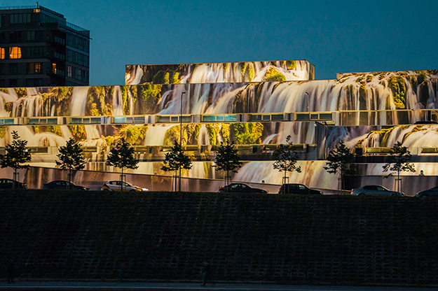 Фото дня: архитектор превратил советские гаражи в светящийся водопад (фото 2)