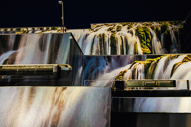 Фото дня: архитектор превратил советские гаражи в светящийся водопад (фото 1)