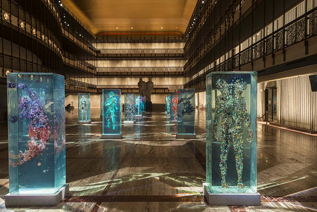 В Нью-Йорке представили инсталляции в виде застывших танцоров (фото 1)