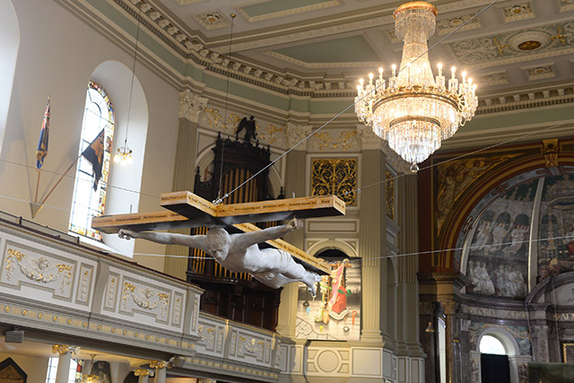 Скульптуру Пита Доэрти выставили в церкви (фото 2)