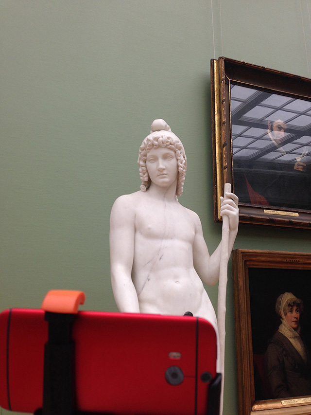Эксперимент: можно ли пользоваться селфи-палкой в московских музеях (фото 8)