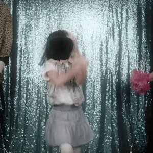 Детские танцы и фотостудия 80-х в новом клипе Sia