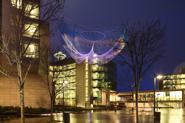 Над Фондом Билла Гейтса в Сиэтле появилась воздушная "медуза" (фото 1)