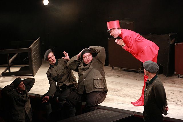 Битва стереотипов и немного абсурда: "19.14" на сцене МХТ имени Чехова (фото 6)