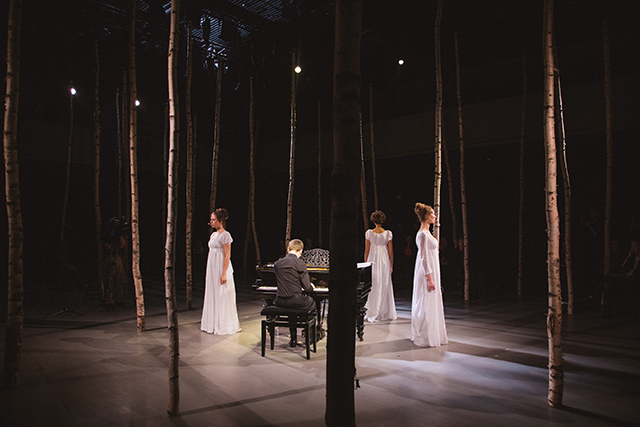 Березовый лес на подмостках: "Русский романс" в Театре Наций (фото 3)