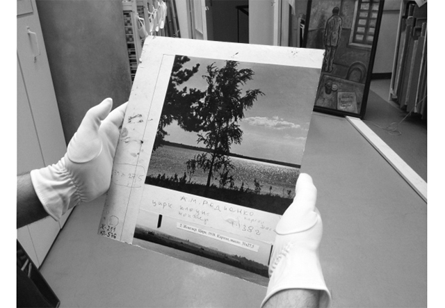 Исследование документации («Клоун» А. Родченко, 1938, оборотная сторона), Агентство сингулярных исследований (Анна Титова и Станислав Шурипа), 2016 19 московских выставок лета (фото 16)