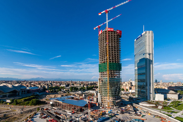 В Милане завершают строительство "скрученного" небоскреба по проекту Захи Хадид (фото 1)
