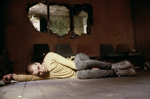 Кадр из фильма «На игле», 1995 Звезда «На игле» считает, что фильм ввел моду на узкие джинсы (фото 1)