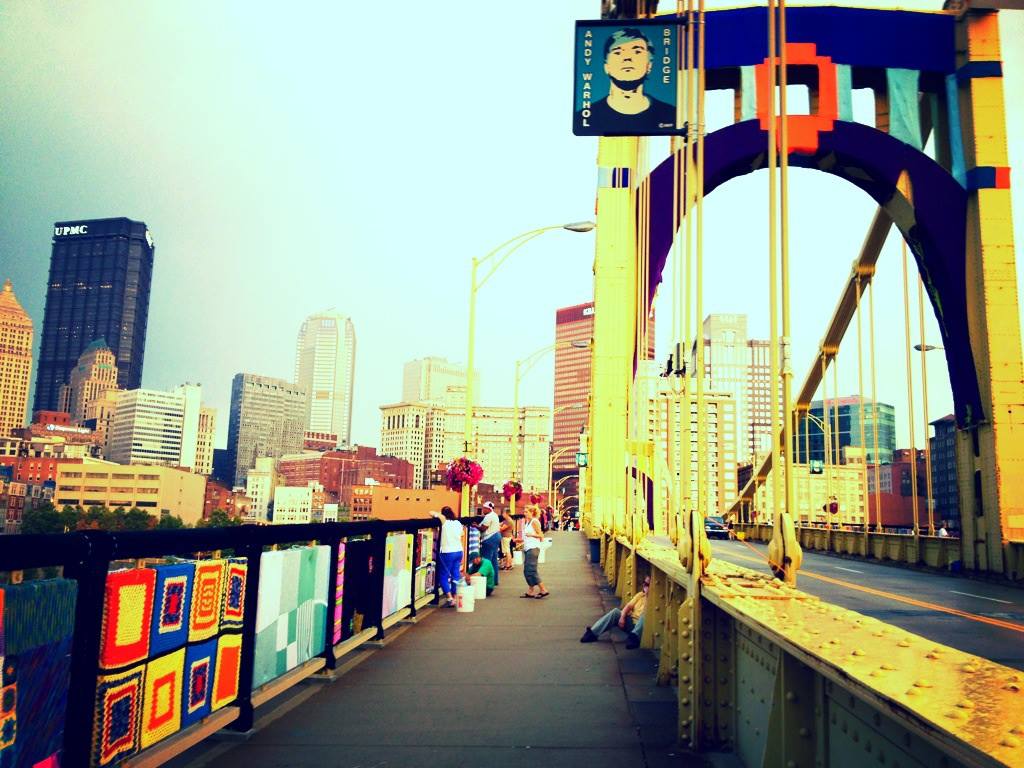 Мост Энди Уорхола покрыли цветными одеялами (фото 1)