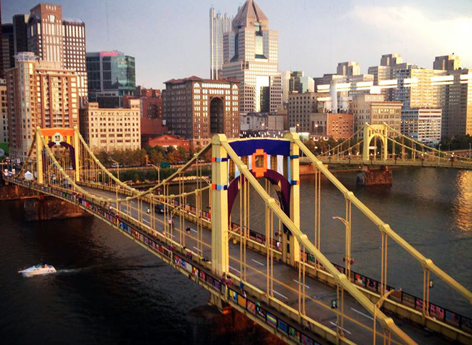 Мост Энди Уорхола покрыли цветными одеялами (фото 3)