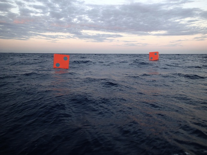 Игральные кости посреди океана (фото 2)