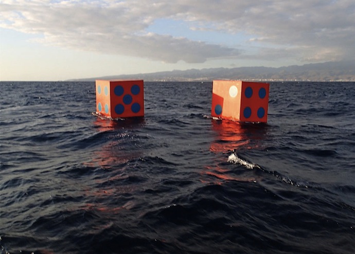 Игральные кости посреди океана (фото 3)