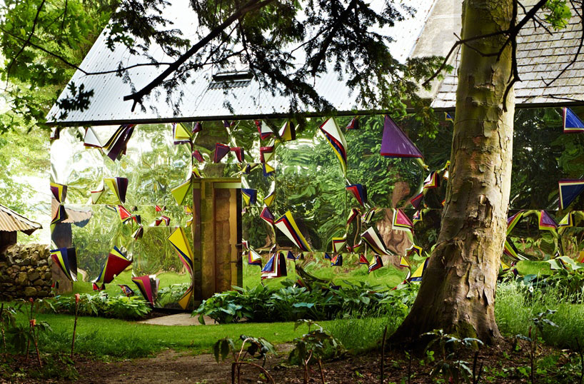 "A Forest": Зеркальный ангар в Великобритании (фото 2)