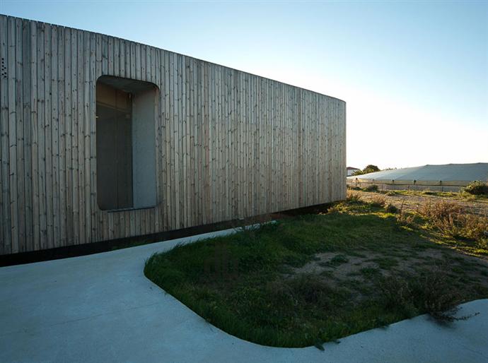 Многофункциональный павильон в испанской степи (фото 2)