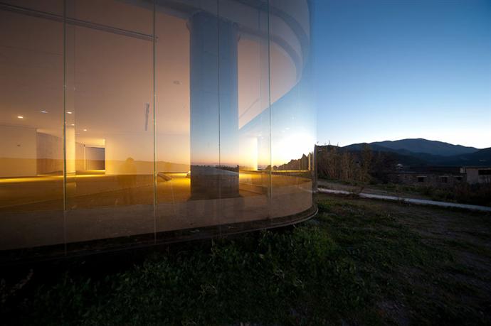 Многофункциональный павильон в испанской степи (фото 1)