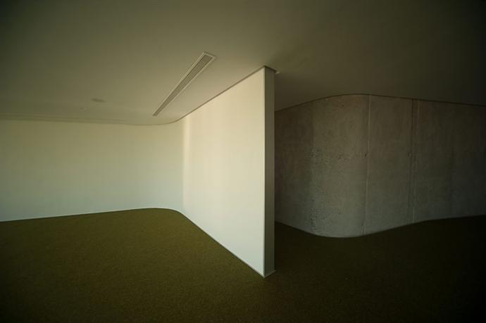 Многофункциональный павильон в испанской степи (фото 3)