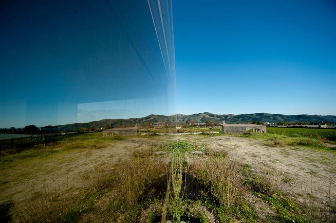 Многофункциональный павильон в испанской степи (фото 6)