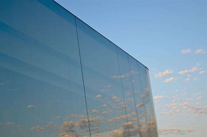 Многофункциональный павильон в испанской степи (фото 9)