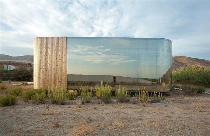 Многофункциональный павильон в испанской степи (фото 13)