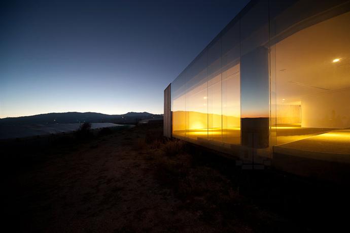 Многофункциональный павильон в испанской степи (фото 15)